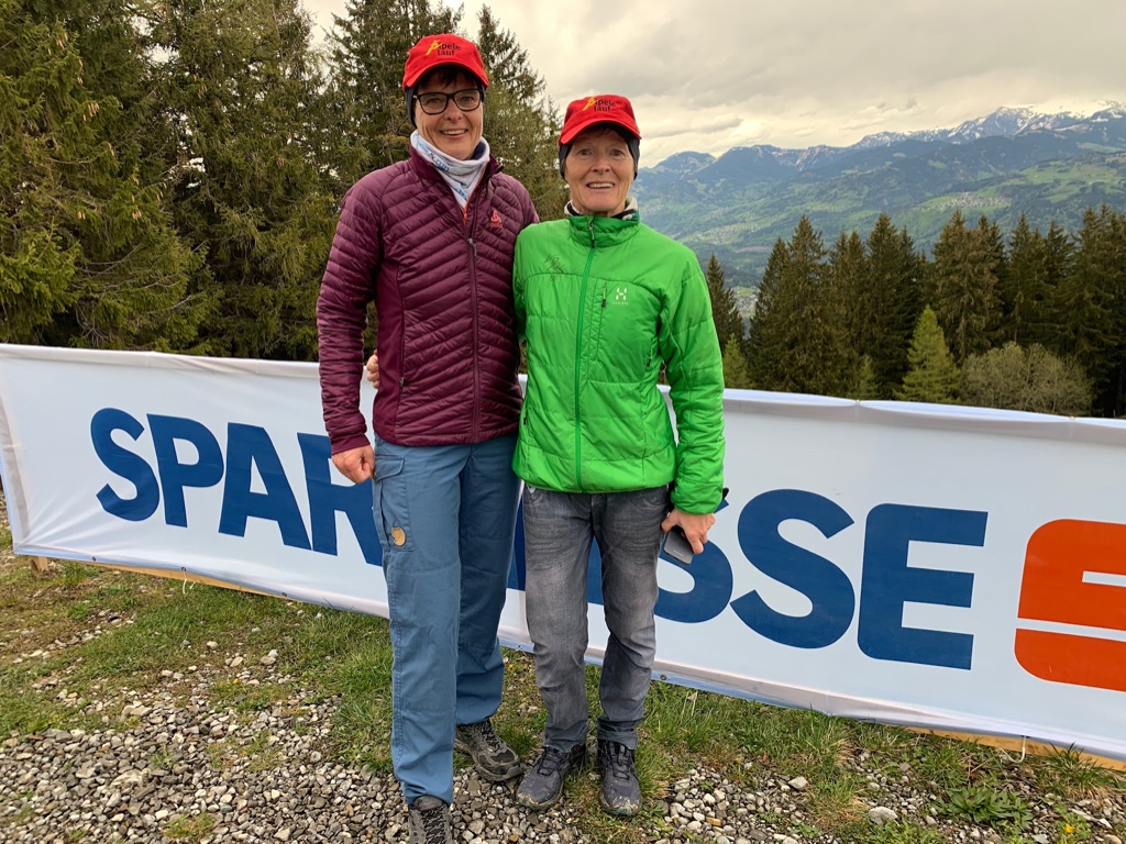 Heidi und Annelies mit Älpelelauf-Cap